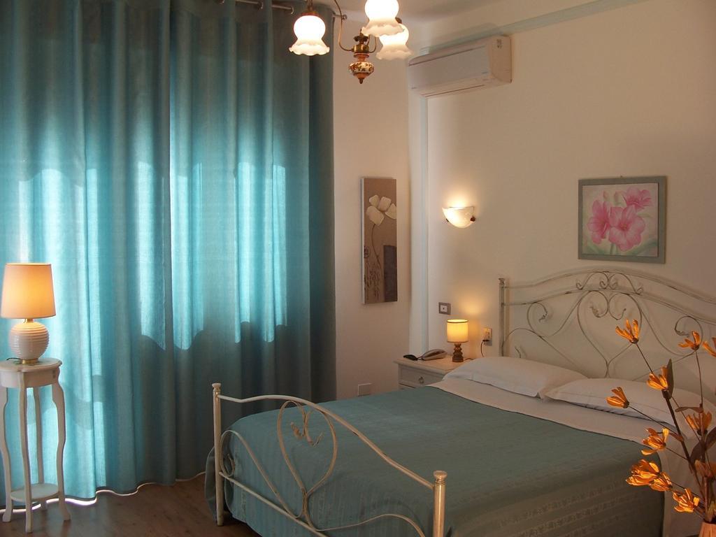 Bed And Breakfast " Il Tesoro Di Mario " Falconara Marittima Oda fotoğraf